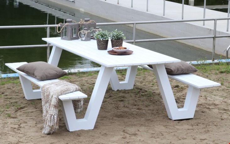 Strak en in fris witte kleur Strak en in fris witte kleur