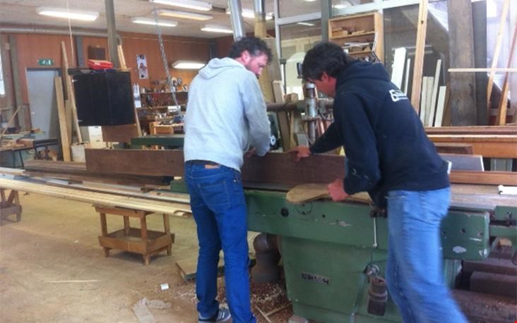 Rick en collega Ivo aan het werk in de werkplaats Rick en collega Ivo aan het werk in de werkplaats