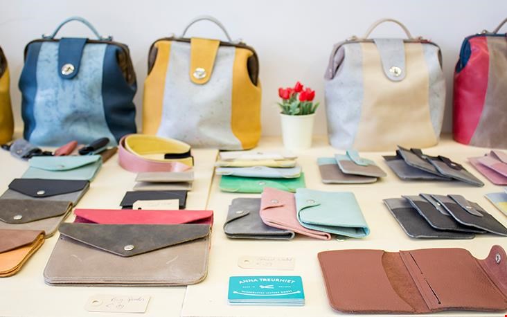 De vele kleurrijke tassen en accessoires De vele kleurrijke tassen en accessoires