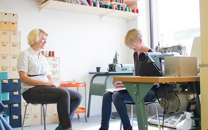 Leuk, zo'n ontmoeting! Links Anna, rechts Loes Leuk, zo'n ontmoeting! Links Anna, rechts Loes