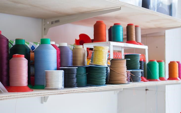 De kleurrijke garen waarmee Anna haar tassen afwerkt De kleurrijke garen waarmee Anna haar tassen afwerkt