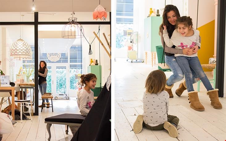 Lisa met de kindjes (schommel wordt trouwens door jong en oud gebruikt) Lisa met de kindjes (schommel wordt trouwens door jong en oud gebruikt)