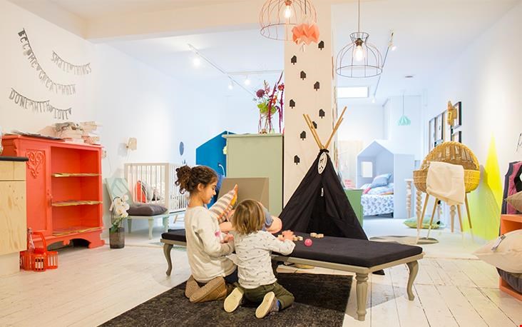 Spelen bij bed/bank James Spelen bij bed/bank James