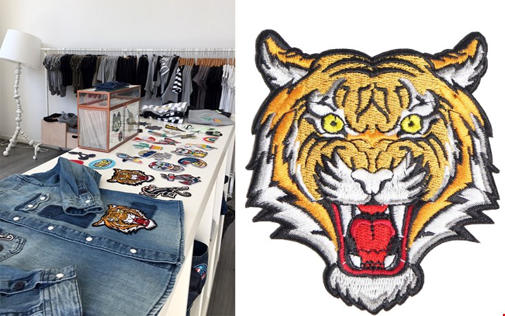 Genoeg ruimte om alle baby- en kinderkleding goed uit te stallen, allen versierd met de prints en patches die Kiki heeft ontworpen. Genoeg ruimte om alle baby- en kinderkleding goed uit te stallen, allen versierd met de prints en patches die Kiki heeft ontworpen.