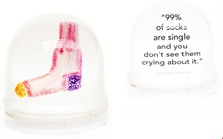 Leuk: draai je de snowglobe om dan lees je een inspirerende quote (erg hilarisch af en toe!) Leuk: draai je de snowglobe om dan lees je een inspirerende quote (erg hilarisch af en toe!)